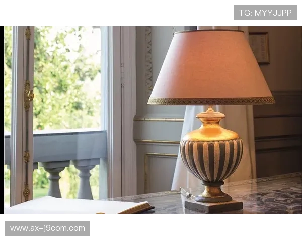 璀璨水晶足球造型台灯点亮卧室空间展现独特魅力